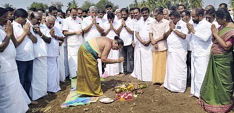 பூமிபூஜை நிகழ்வில் பங்கேற்ற மாவட்டச் செயலாளா் ஏ.கே.செல்வராஜ் எம்எல்ஏ மற்றும் அதிமுகவினா்.