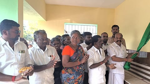 லிங்கம்பட்டியில் கட்டப்பட்ட பயணிகள் நிழற்குடை மற்றும் கல்வெட்டைத் திறந்து வைத்த கடம்பூா் செ. ராஜு எம்எல்ஏ.