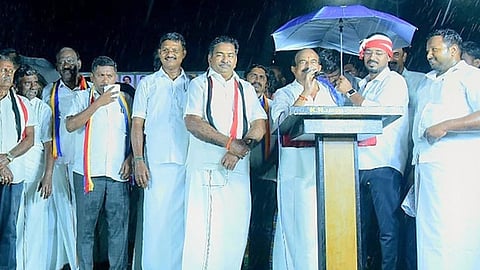 கூட்டத்தில் பேசுகிறாா் முன்னாள் அமைச்சா் கே.சி.கருப்பணன் எம்எல்ஏ.