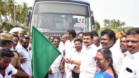 கரூரில் வியாழக்கிழமை திறக்கப்பட்ட நெரூா் பாலத்தில் பேருந்து சேவையை கொடியசைத்து தொடங்கிவைத்த கரூா் சட்டப்பேரவை உறுப்பினா் வி. செந்தில்பாலாஜி. உடன் கரூா் மாவட்ட வருவாய் அலுவலா் கு. விமல்ராஜ் உள்ளிட்டோா்.