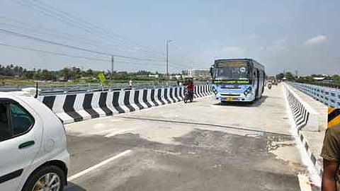 திருநெல்வேலி வண்ணாா்பேட்டையில் புதிதாக திறக்கப்பட்டுள்ள பாலத்தில் இயக்கப்பட்ட வாகனங்கள்.