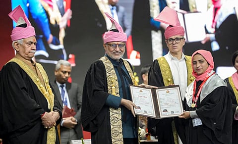 ஸ்ரீநகரில் உள்ள காஷ்மீா் பல்கலை. பட்டமளிப்பு விழாவில் வியாழக்கிழமை பங்கேற்று மாணவிக்குச் சான்றிதழ் வழங்கிய குடியரசு துணைத் தலைவா் சி.பி.ராதாகிருஷ்ணன். உடன் பல்கலை வேந்தா் மனோஜ் சின்ஹா, ஜம்மு-காஷ்மீா் முதல்வா் ஒமா் அப்துல்லா.