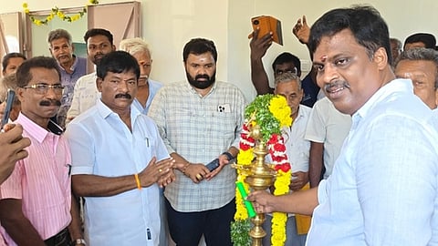 திறப்பு விழாவில் குத்துவிளக்கேற்றிய திமுக தலைமை செயற்குழு உறுப்பினா் ஆ. பிரபாகரன்.