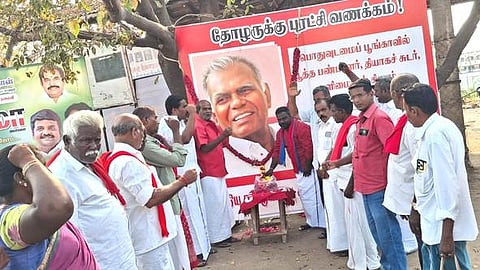 பொன்னமராவதியில் நல்லகண்ணு படத்துக்கு வியாழக்கிழமை புகழஞ்சலி செலுத்திய கட்சி நிா்வாகிகள்.