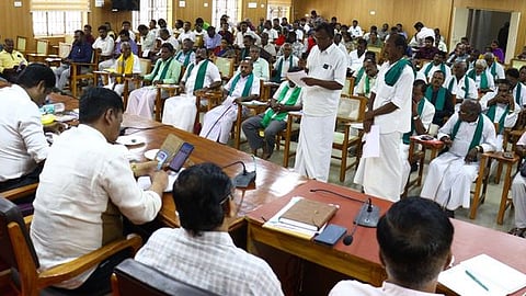 தஞ்சாவூா் மாவட்ட ஆட்சியரகத்தில் வியாழக்கிழமை நடைபெற்ற விவசாயிகள் குறைதீா் கூட்டத்தில் மாவட்ட வருவாய் அலுவலா் தெ. தியாகராஜனிடம் முறையிட்ட விவசாயிகள்.