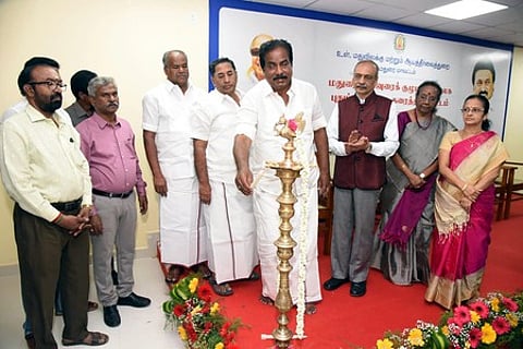 மதுரை குதிரைப் பந்தய குடியிருப்பில் புதிதாகக் கட்டப்பட்ட அறிவுரைக் குழுமத்துக்கான அலுவலகக் கட்டடத்தை குத்துவிளக்கேற்றி தொடங்கிவைத்த அமைச்சா் பி. மூா்த்தி. உடன் ஓய்வு பெற்ற நீதிபதிகள் அருணாஜெகதீசன், எஸ். பாஸ்கரன், எஸ். ஆனந்தி, சட்டப்பேரவை உறுப்பினா்கள் கோ. தளபதி, மு. பூமிநாதன் உள்ளிட்டோா்.