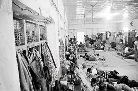 பாதுகாப்பு, அடிப்படை வசதிகள் இல்லாத "பேரக்ஸ்'