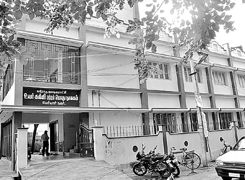 நூலகர், நூல்கள் இல்லாமல் இயங்கும் ஈரோடு மாநகராட்சி நூலகம்!