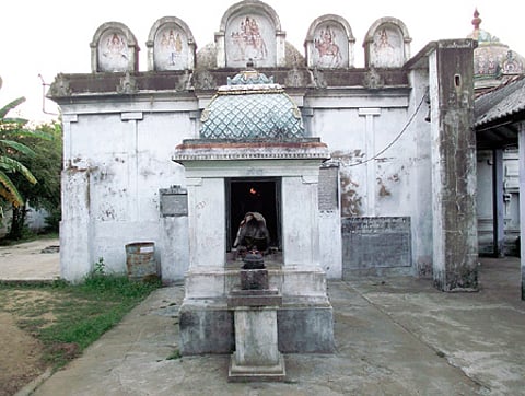 குரங்குகள் பூச்சாத்தி வழிபடும் தலம்!