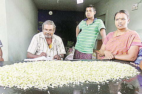 மல்லிகை பூ கிலோ ரூ.1,200