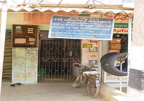 கடும் நெருக்கடியான இடத்தில் இயங்கும் ஊத்துக்கோட்டை சார்-பதிவாளர் அலுவலகம்