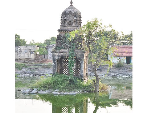 600 ஆண்டுகள் பழமையான நீராழி மண்டபம்: சீரமைத்துப் பாதுகாக்க பொதுமக்கள் கோரிக்கை