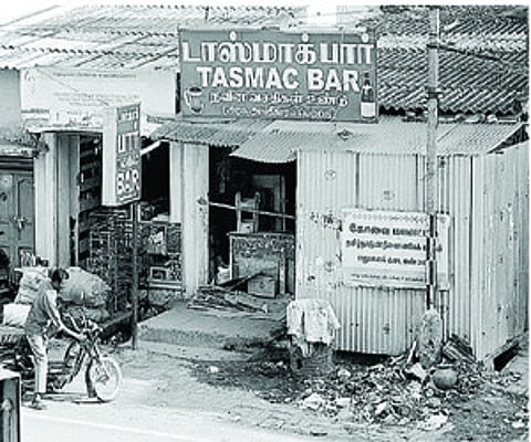 பூரண மதுவிலக்கை நடைமுறைப்படுத்த வேண்டும்