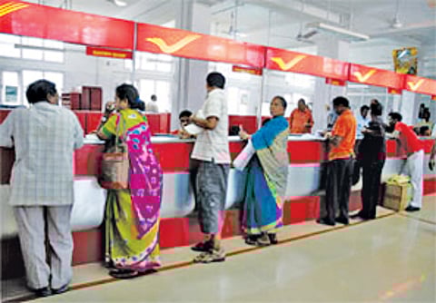 வங்கிகளில் சேவைக் கட்டண கெடுபிடி எதிரொலி: தபால் நிலையங்களில் சேமிப்பு கணக்கு தொடங்க மக்கள் ஆர்வம்