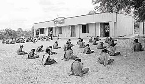 மேல்நிலைக் கல்வி பெற 12 கி.மீ. செல்லும் மாணவர்கள்!