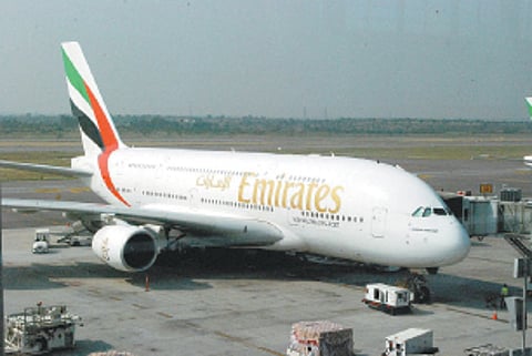 விமானத்தின் மீது லேசா் ஒளி அடித்த மா்ம நபா்கள்: விமான போக்குவரத்து துறை விசாரணை