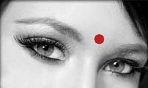 பெண்கள் நெற்றியில் பொட்டு வைப்பது ஏன்?