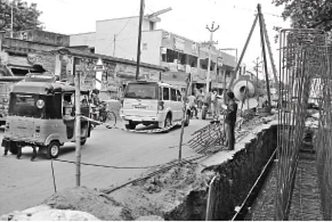 லால்குடி ரயில்வே மேம்பாலப் பணியில் தாமதம்