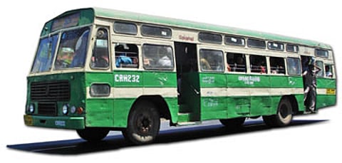 பள்ளி வேன்கள்: காற்றில் பறக்கும் விதிமுறைகள்