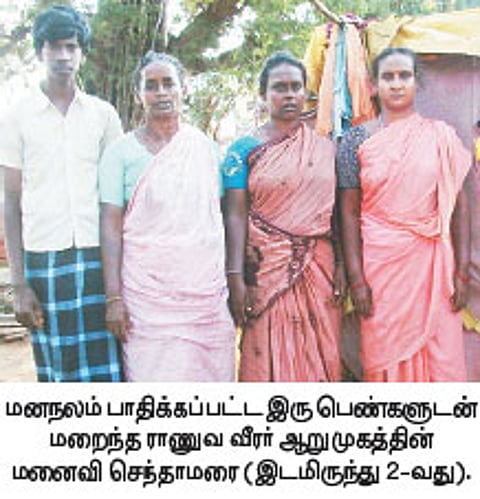 வீதியில் நிற்கும் முன்னாள் ராணுவ வீரரின் குடும்பம்