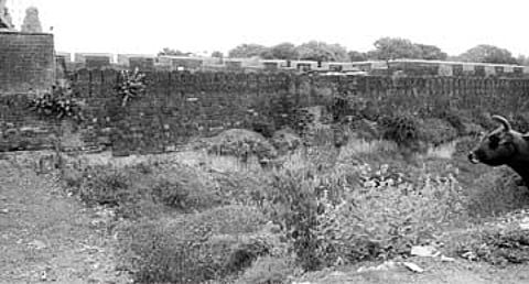 தஞ்சை பெரியகோயில் சிதிலமடையும் மதில் சுவர்