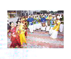 மாநாட்டில் அசத்திய இருளர் இன நடனக் குழு