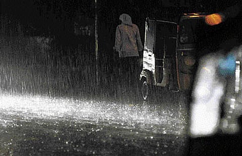 சென்னை: இரவில் இடி, மின்னலுடன் கூடிய கனமழைக்கு வாய்ப்பு!