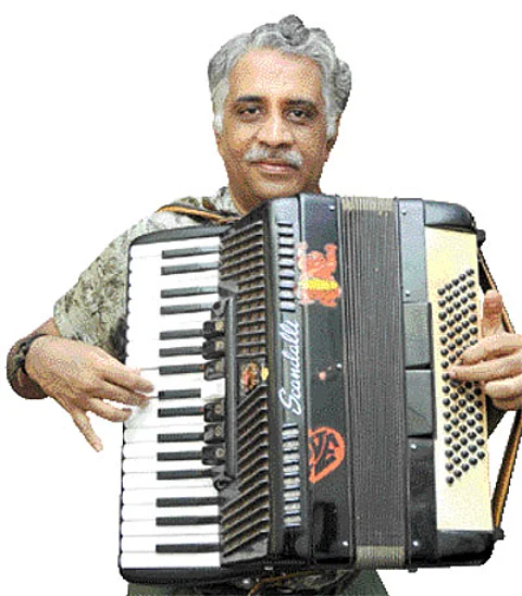 விழுந்தது கற்களல்ல... காசுகள்!