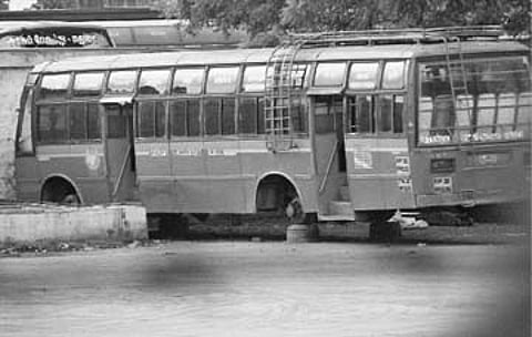 டயர்களுக்கு தட்டுப்பாடு: இயங்காத அரசுப் பேருந்துகள்!