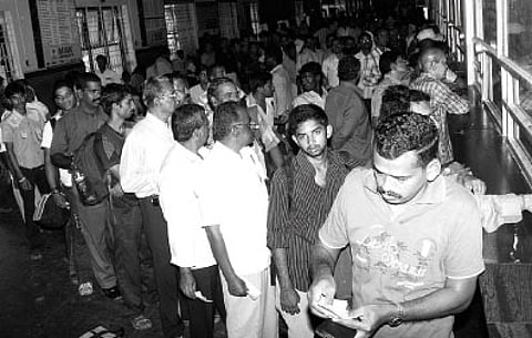 கோவை ரயில் நிலையத்தில் மூச்சுத் திணறும் பயணிகள்!