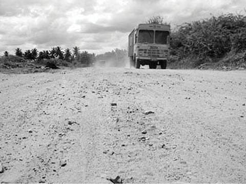 திருப்பத்தூர்-ஊத்தங்கரை வரை மண்சாலையாக மாறிவரும் தார்சாலை!