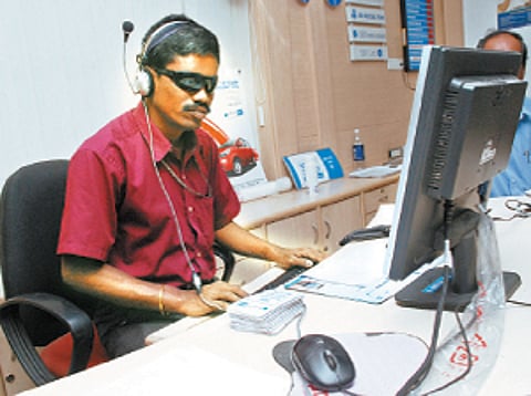 சாதனை: காணாத கண்கள்; கனிவான சேவை!