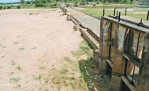 தூர்ந்து கிடக்கும் கெடிலம் ஆற்று அணைகள்: மணல் குவாரி அமைக்கப்படுமா?