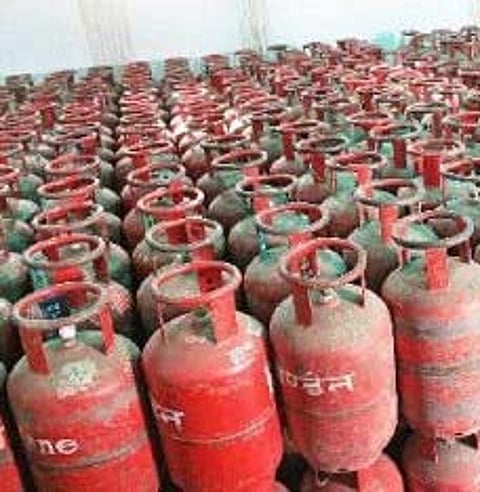 வாடிக்கையாளர்களிடம் அதிகக் கட்டணம் வசூலிக்கும் கேஸ் நிறுவனங்கள்