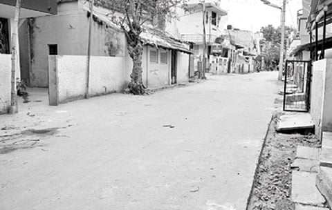 மேடாகும் தெருக்கள்: பள்ளத்தில் வீடுகள் பரிதவிக்கும் மக்கள்