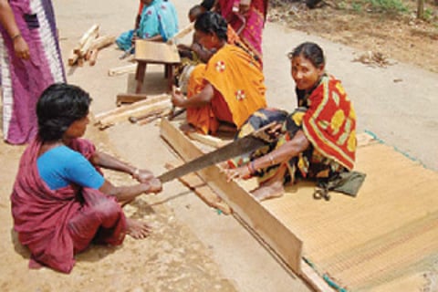 பெண்கள் தயாரிக்கின்றனர்! ஆண்கள் விற்கின்றனர்!