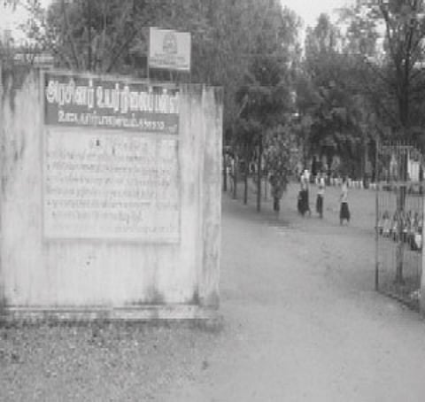 மேல்நிலைக் கல்விக்காக 10 கி.மீ. தூரம் பயணிக்கும் மாணவர்கள்!