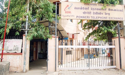 மாதக் கணக்கில் இயங்காத தொலைபேசிகள்