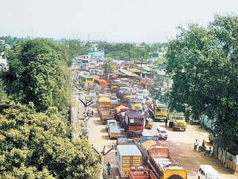 போக்குவரத்து நெரிசலில் திணறும் பண்ருட்டி நகரம்