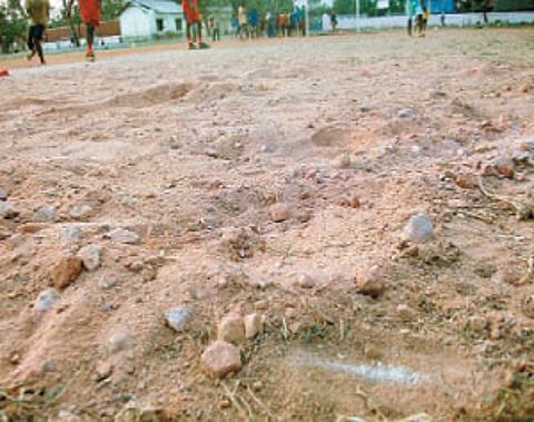 பராமரிக்கப்படாத விளையாட்டு மைதானம்