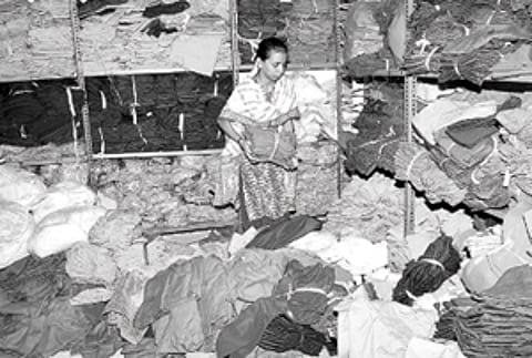 ரூ.100 கோடி மதிப்பிலான பள்ளிச் சீருடைகள் தேக்கம்