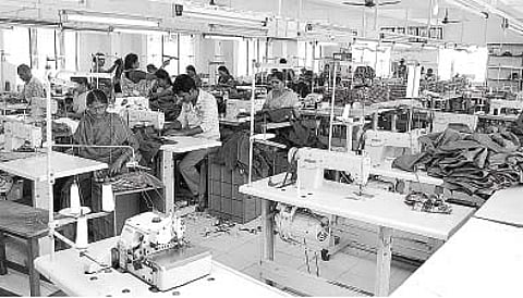 டெய்லர்கள் இன்றித் தவிக்கும் ஆயத்த ஆடை உற்பத்தி நிறுவனங்கள்