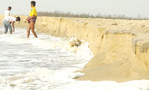 கடல் அரிப்பால் மாயமாகி வரும் கடலூர் சில்வர் பீச் மணல் பரப்பு