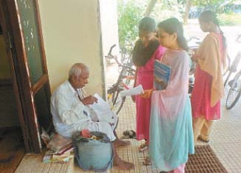 நடமாடும் நூலகம்: புத்தகத் தாத்தா!