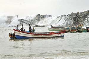 குமரி மாவட்டத்தில் கடல் சீற்றம்: 30 வீடுகள், 100 கட்டுமரங்கள் சேதம்