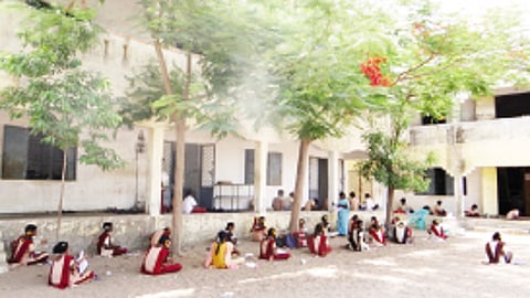 பள்ளிக் கட்டடம் பாழ்: மரத்தடியில் மாணவர்கள்