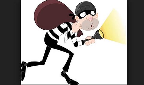 மதுரையில் நகை வியாபாரியை வெட்டி 2.5 கிலோ தங்கம் கொள்ளை