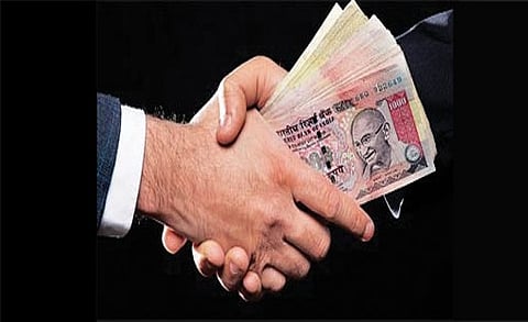 டிராக்டரை விடுவிக்க லஞ்சம் கேட்ட தாசில்தார் கையும் களவுமாகக் கைது