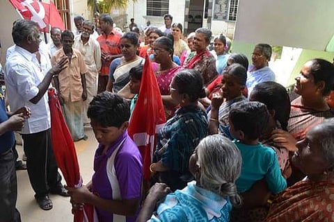 அடிப்படை வசதிகளை செய்து தரக்கோரி நகராட்சி அலுவலகம் முற்றுகை