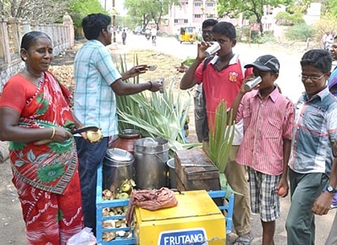 கொளுத்தும் கத்தரி வெயில்: விருதுநகர் பகுதியில் நொங்கு, பதநீர் விற்பனை மும்முரம்